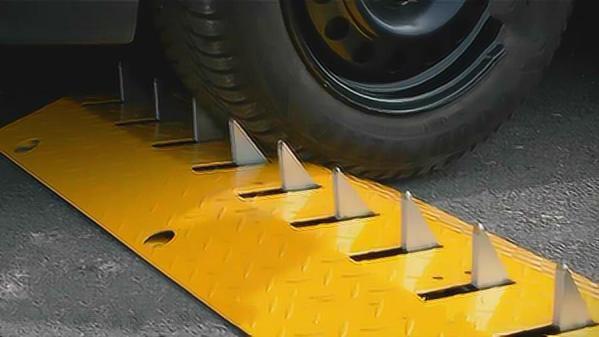 逆行车注意了国外设计了一款逆行减速带开车逆行就让你换新车