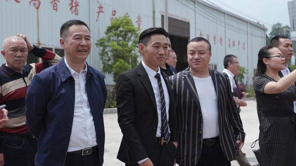 自媒体 正文 2018年4月12日,香港易网购控股集团董事长贾永龙组织旗下