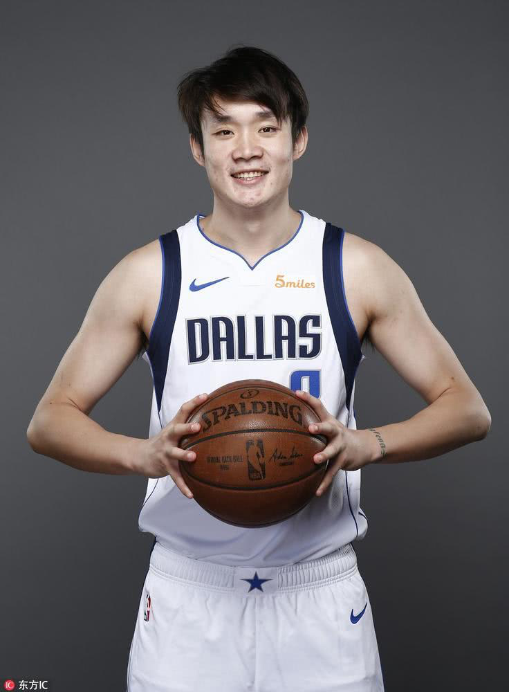 丁彦雨航的nba定妆照来了达拉斯独行侠8号挺帅的