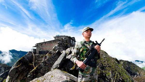 4620米云中建,四面悬崖站岗要系安全绳|安全绳|哨所|云中_新浪新闻