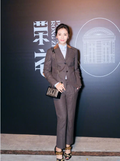 "安迪"身穿西装真是无比的帅气,柔美中带有几分英姿飒爽