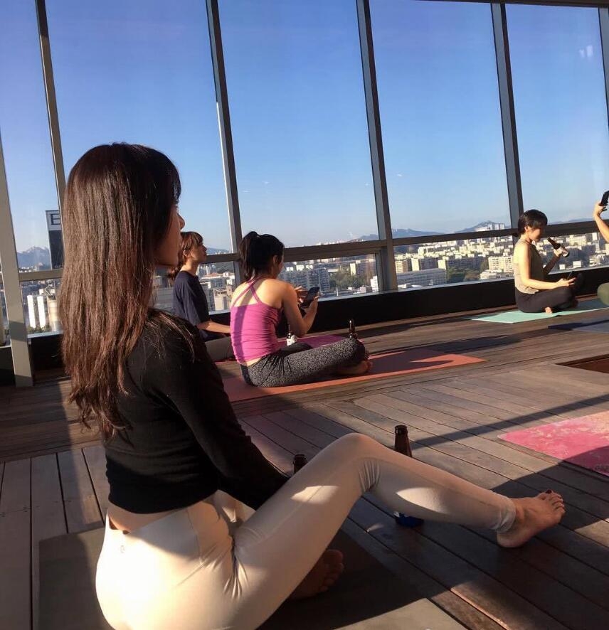 爱健身的普拉提女神身材曲线迷人全身散发着女人魅力