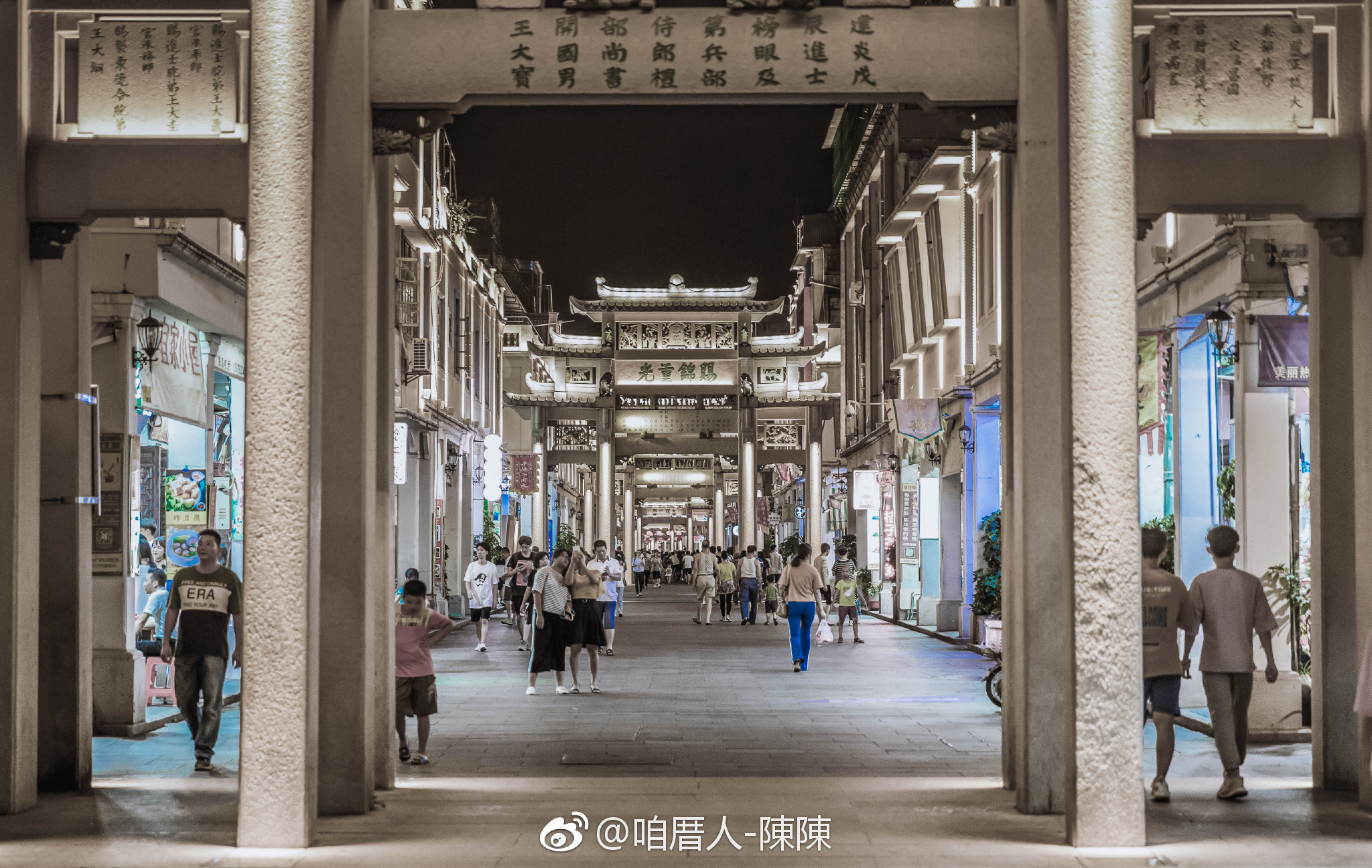 牌坊街位于潮州老城区内,沿街保留有众多骑楼建筑