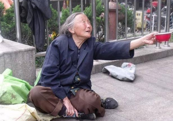 乞讨者纷纷跳入深井,只有最后一个幸免,真相让人悲伤