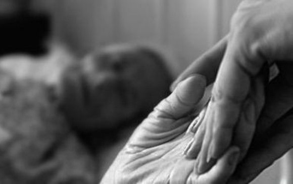 老人临终前,暗示床下有东西,打开之后,众人哗然!|纸币|老人|众人_新浪