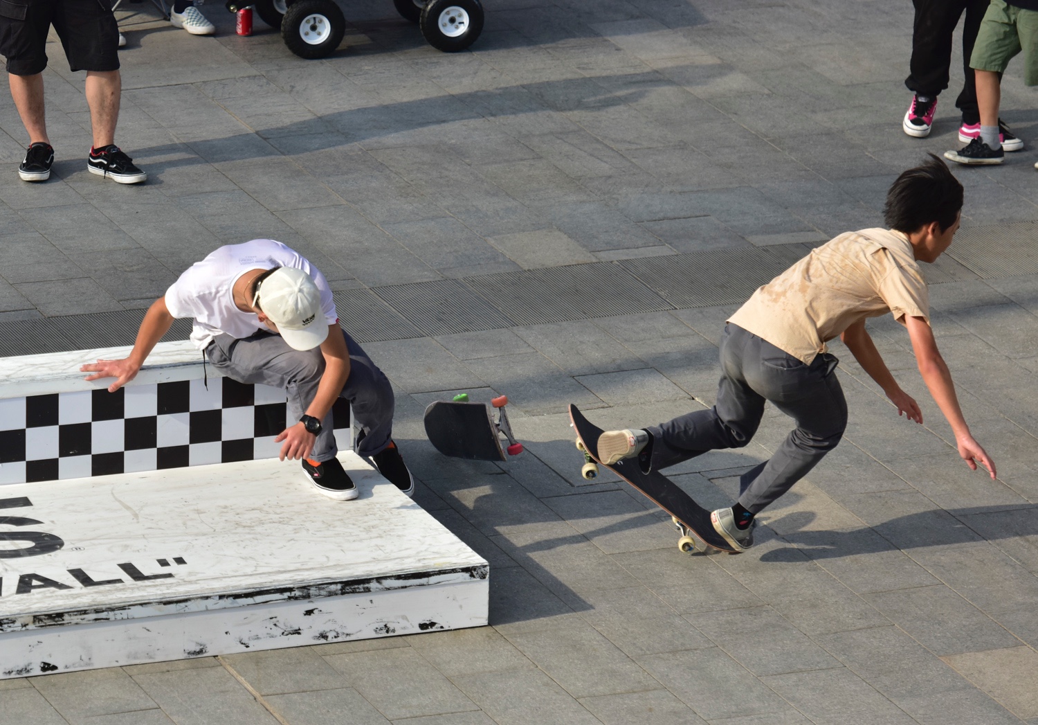 西安街头滑板爱好者比拼完成动作当场拿钱