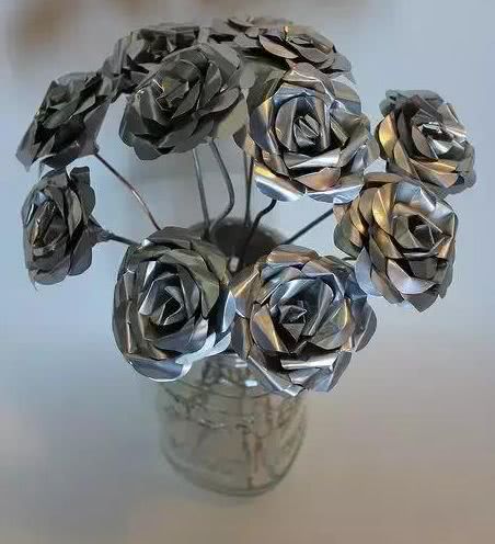 易拉罐剪碎之后也能做出很多漂亮的工艺品,比如说这一束美丽的锡纸