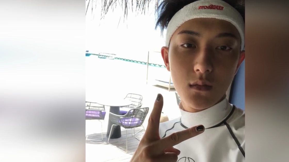 黄子韬自拍现黑色美甲 撩头杀比耶迷人笑