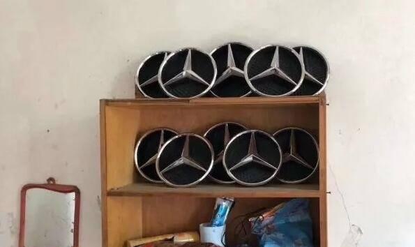小伙连抠十多个奔驰车标当饭盒,结果悲剧了