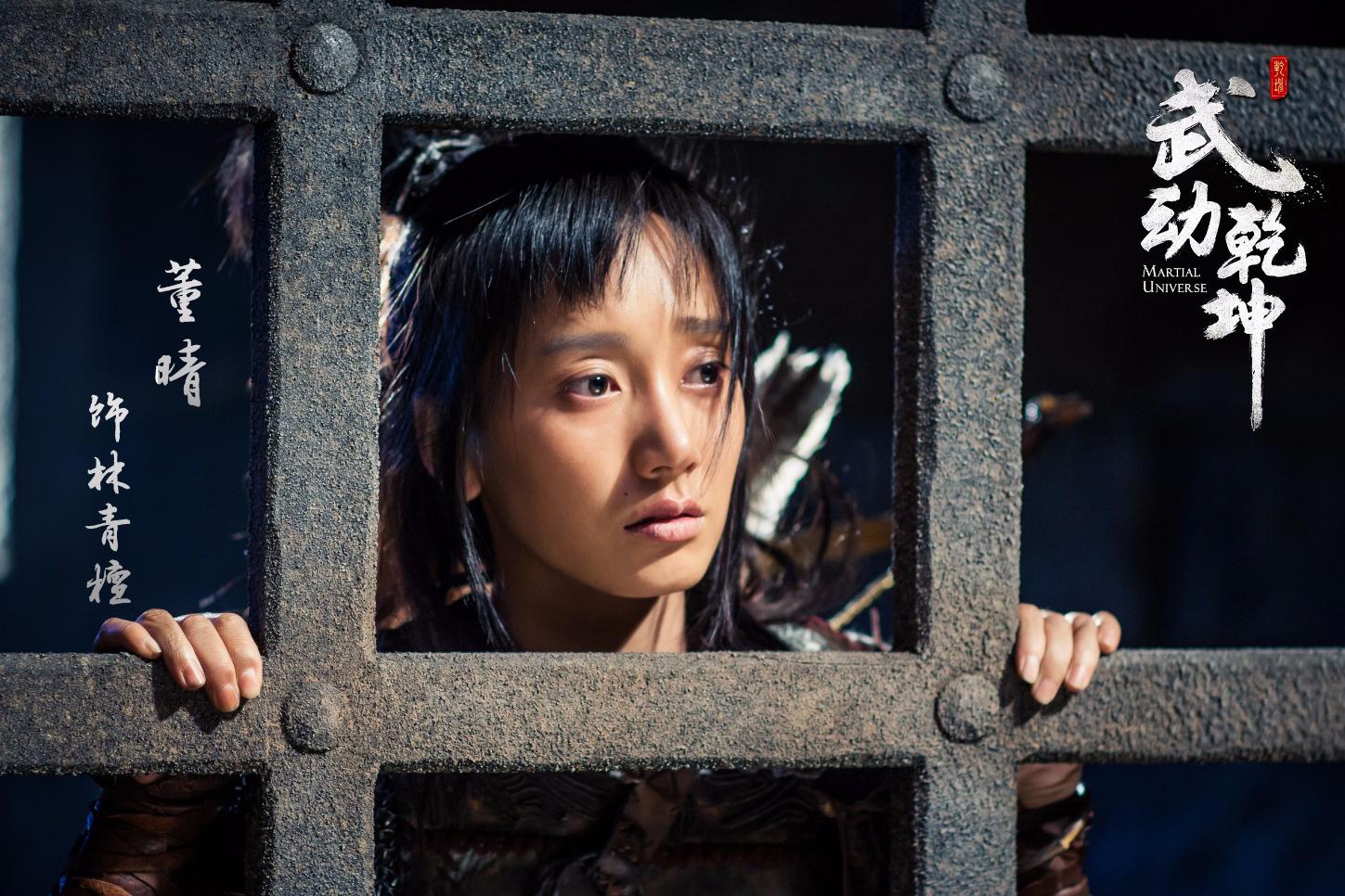 董晴最新街拍曝光 化身春日风景线