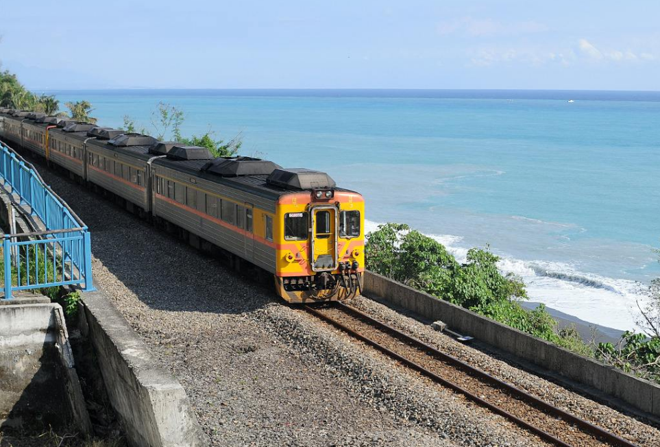 台湾火车出轨致18人死亡台湾旅游危险成为游客减少的最大理由