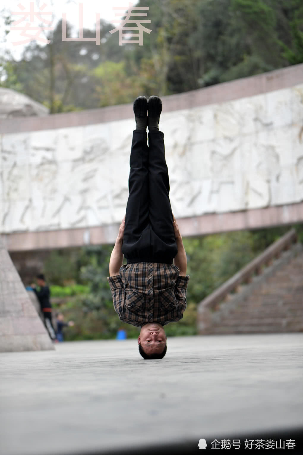 贵州遵义市民五年练成"铁头功"