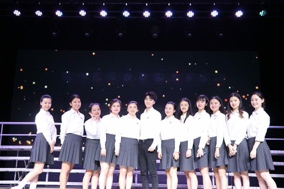 王俊凯回重庆八中拍摄校庆mv 祝福母校80岁生日快乐