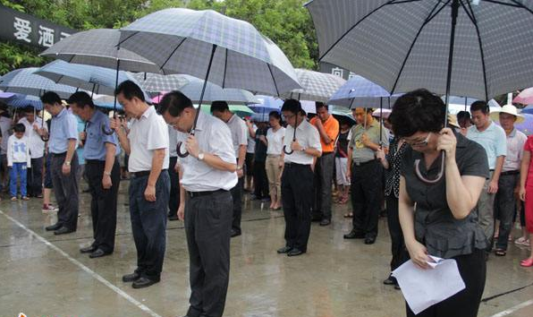 镜头下:"救人英雄"吕海鹰追悼会,千人送葬,妻子:一命换俩