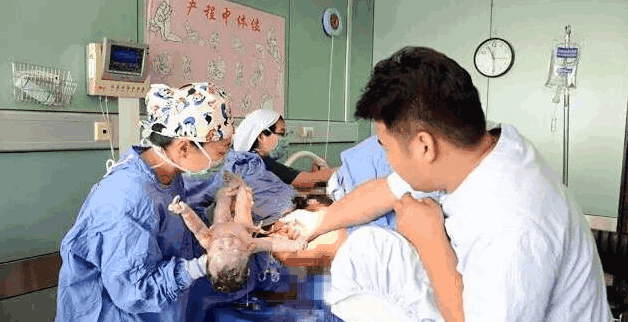 90产妇生娃时"噗"地一声, 80老公一看不是宝宝, "懵住了"