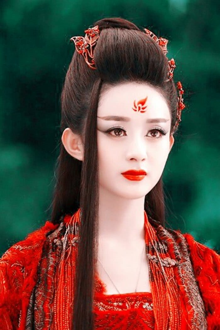 但是在花千骨中,前期属于傻白甜,后期变妖神的时候妆容服饰都很惊艳