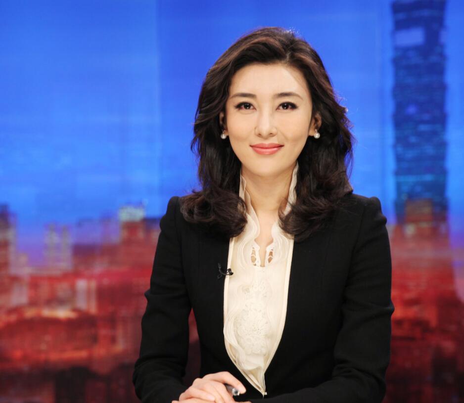 凭借着《海峡两岸》中的出色主持表现,李红之后担任了央视互动类竞技