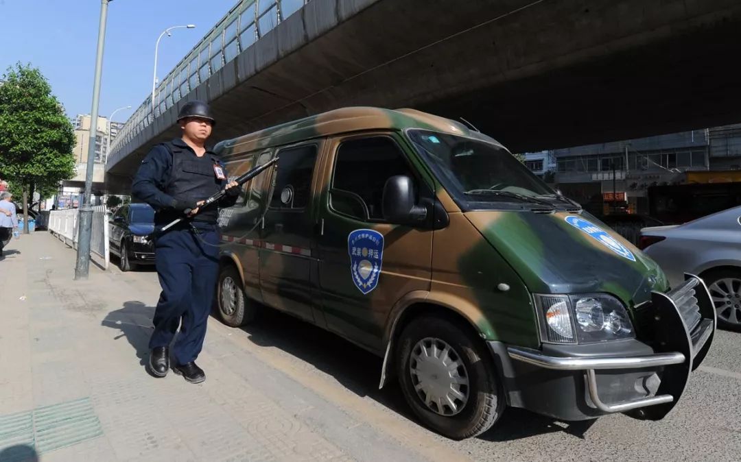 城市里的运钞车来自押运公司03虽然几节车厢里全是钞票,想想就让人流