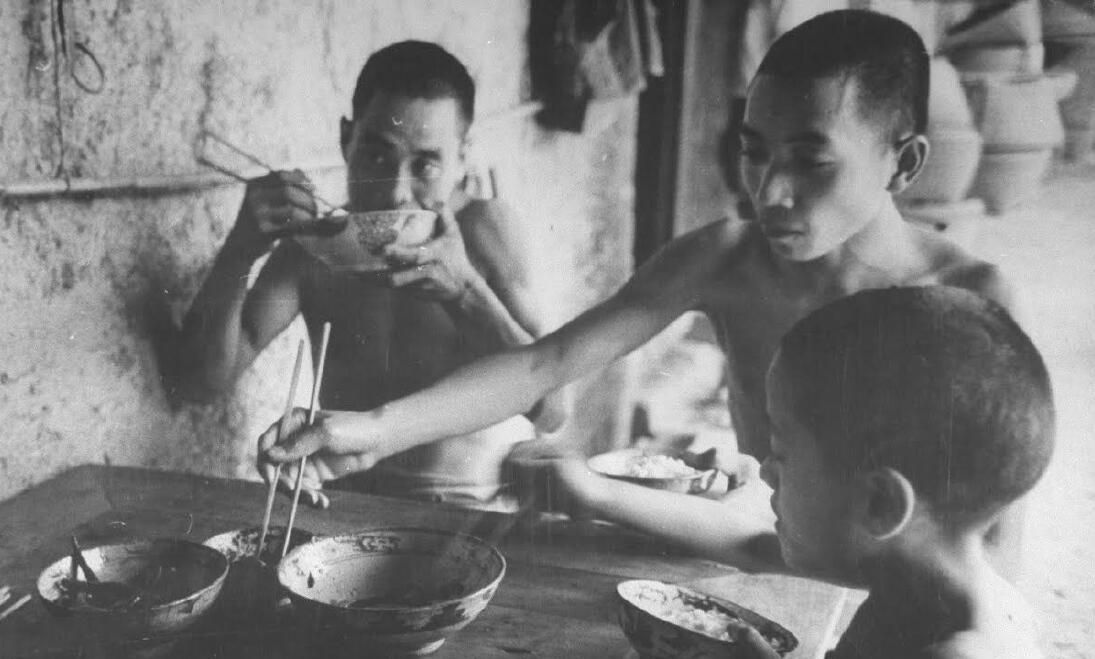 老照片餐桌上的民国百姓吃的是三餐看着的是人生