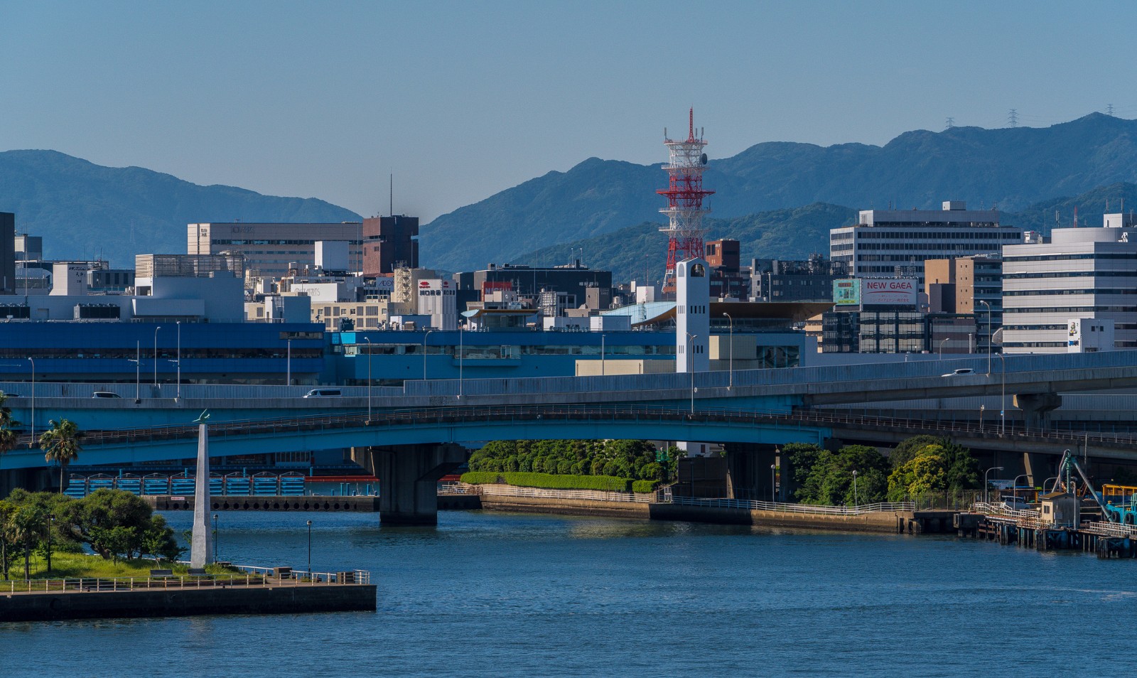 在博多港看清晨的碧海蓝天