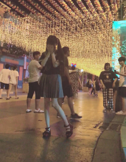 蔡萝莉尴尬了,户外直播玩滑梯,掉落的东西网友