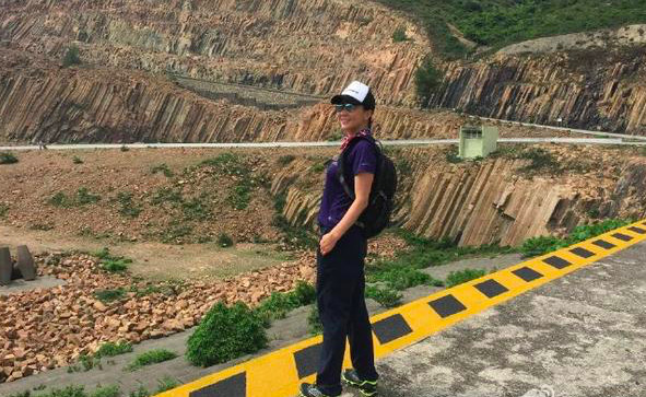林青霞穿t恤登山,64岁皮肤依旧白嫩,网友:刘嘉玲这次成了背景