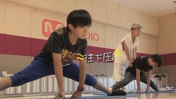 男星劈叉王俊凯一脸痛苦吴秀波毫无压力而他吓坏主持人