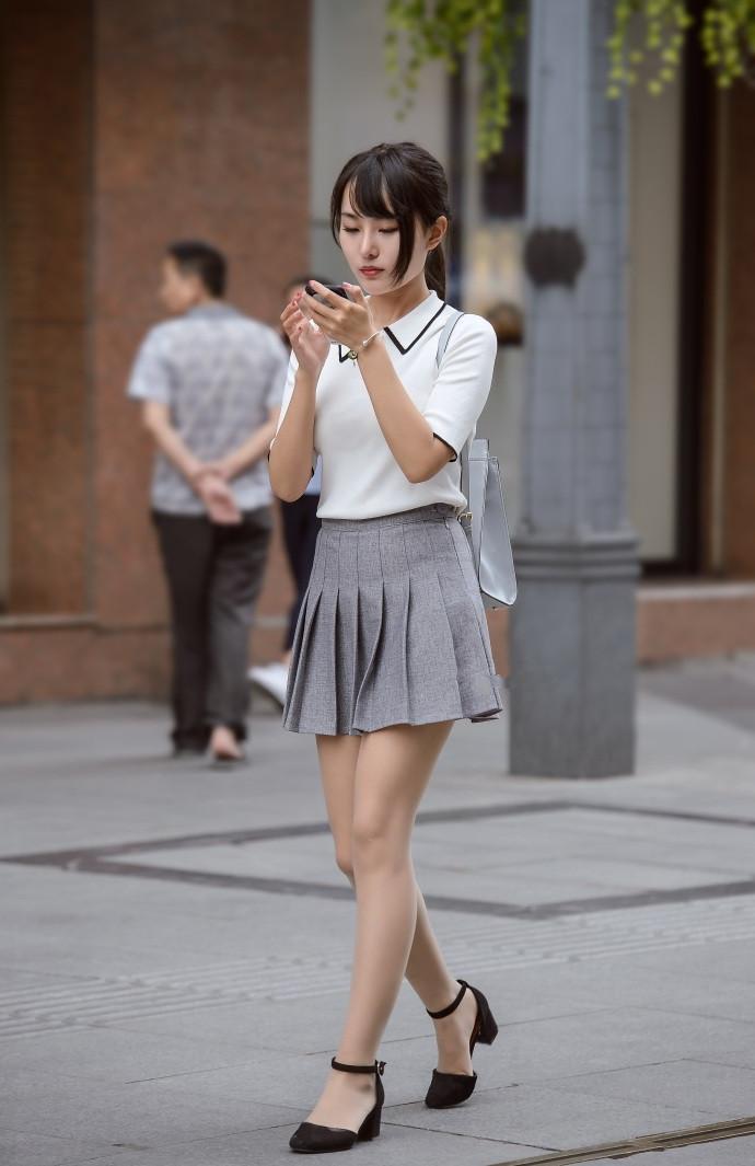 520街拍看清纯的女大学生们是穿什么出去约会的