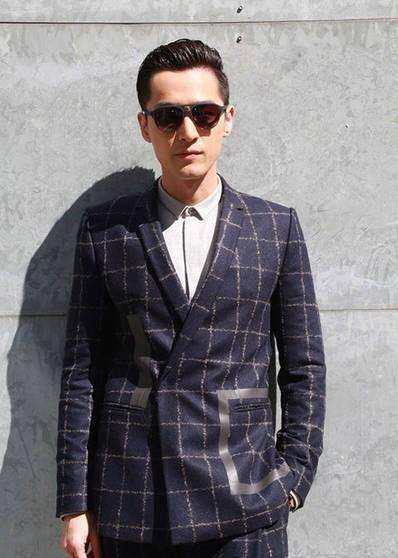 梁朝伟的复古油头很有男人味,记得电影里的梁朝伟总是这个发型,看起来