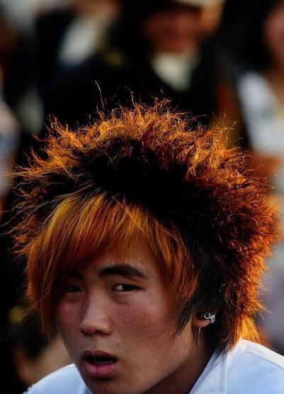 杀马特们每年的回乡路都十分艰辛,有的杀马特住在很偏僻的农村,数次