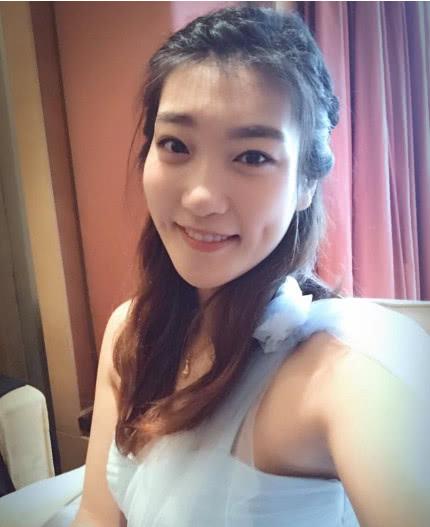 女篮李梦脱下战时袍著上女裙装网友女汉子变身美少女