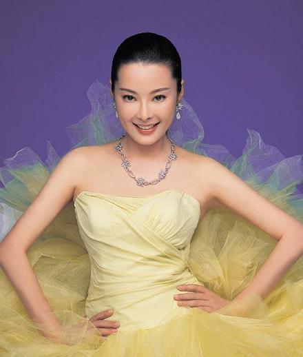 婚后袁立曾怀孕过,不过却流产了,流产之后老外坚决表示要冻卵,袁立不