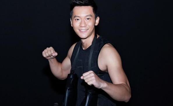 网友曝光李晨近照,面带微笑,大黑牛"瘦"到不敢认!辛苦了