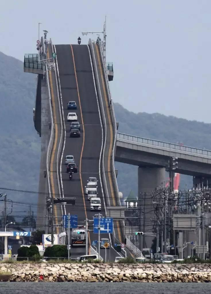 日本江岛大桥连结日本鸟取县境港市和松江市,全长约1446米,高约44米