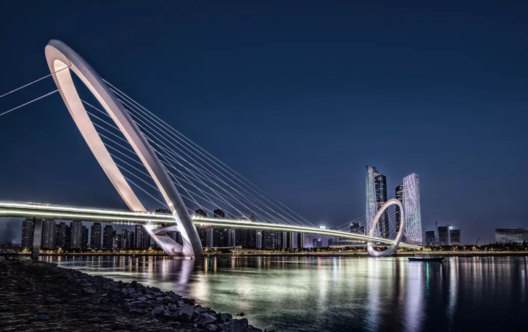 更重要的是与生俱来的对称形态让斜拉桥更容易实现"自锚"这在"无地可