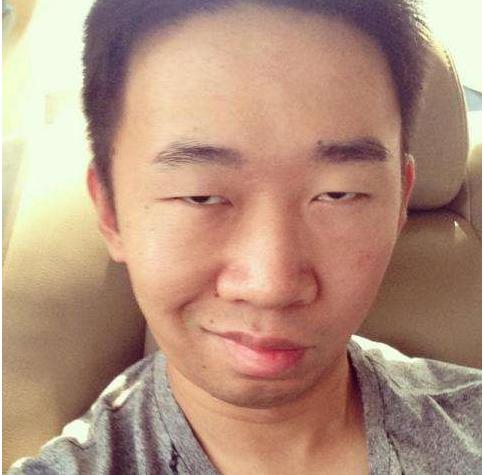 他丑得吓哭小孩,被谢娜何炅汪涵力捧刷屏综艺界,还跨界演电影