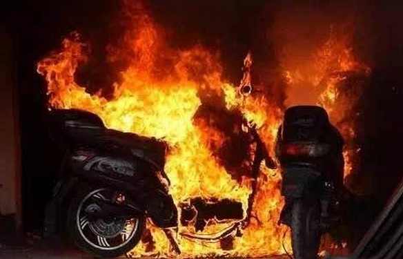 电动车充电引发火灾,6人被困,危机时刻一举动救出儿童