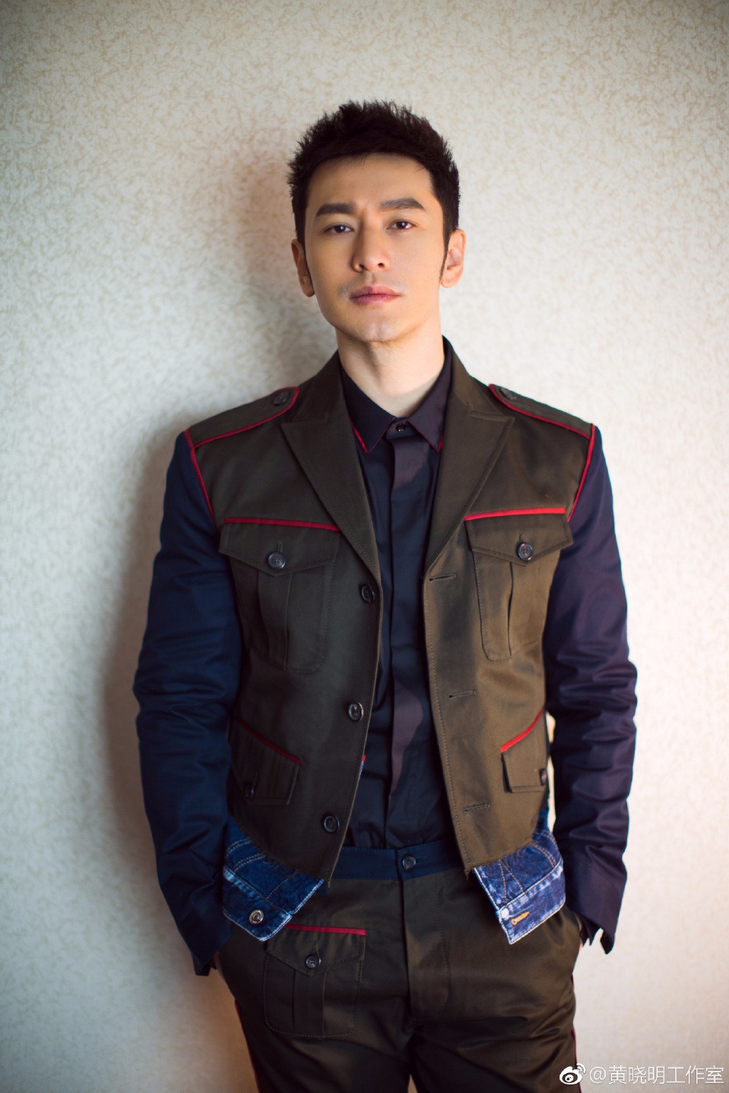 黄晓明街拍胸肌诱人,网友:我是女人都没他大,身材真好