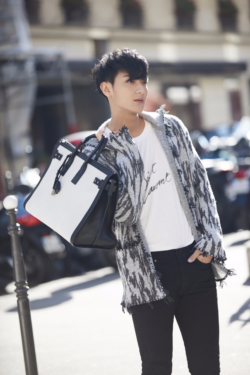 黄子韬机场扮酷被无视,网友:只想知道包包牌子,求同款