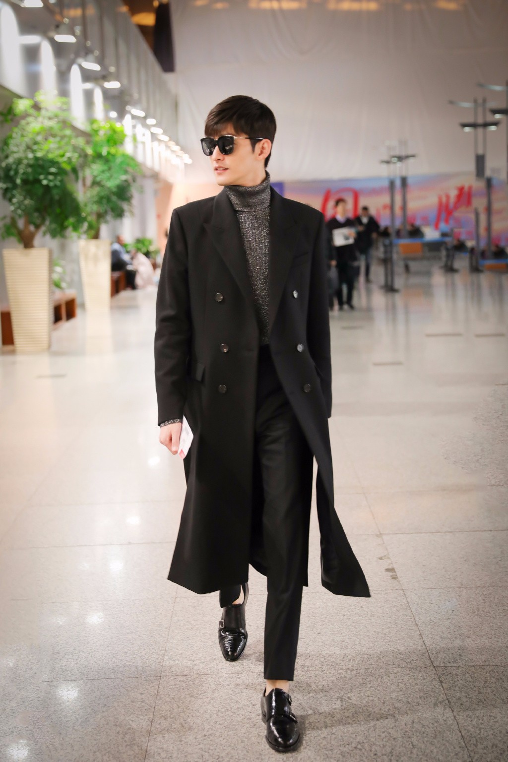 张翰机场撞色风衣帅出新高度网友离开娜扎越来越有男人味了