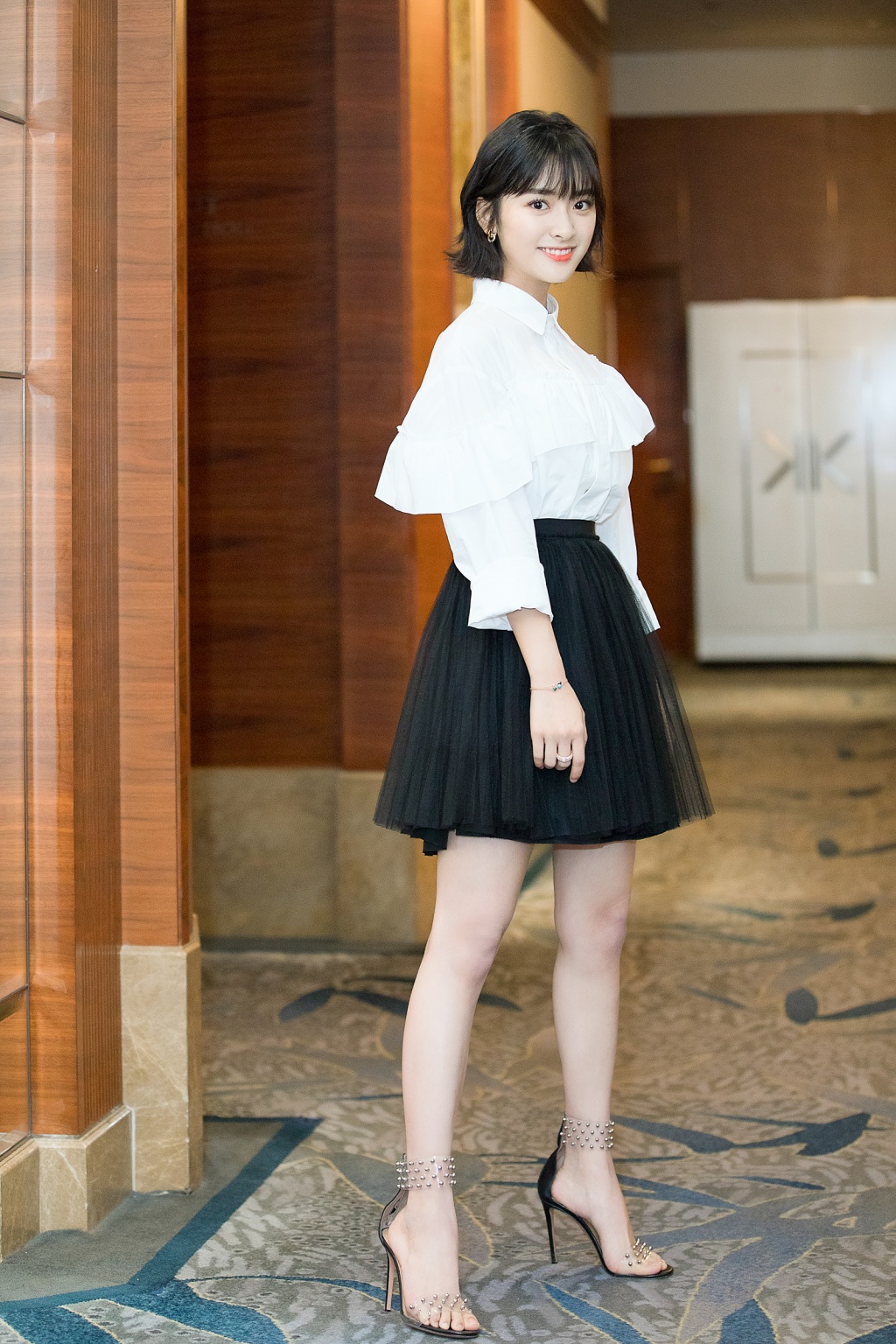 160cm的沈月逆袭了!穿短裙秀出2米大长腿,网友:谁还敢说她矮