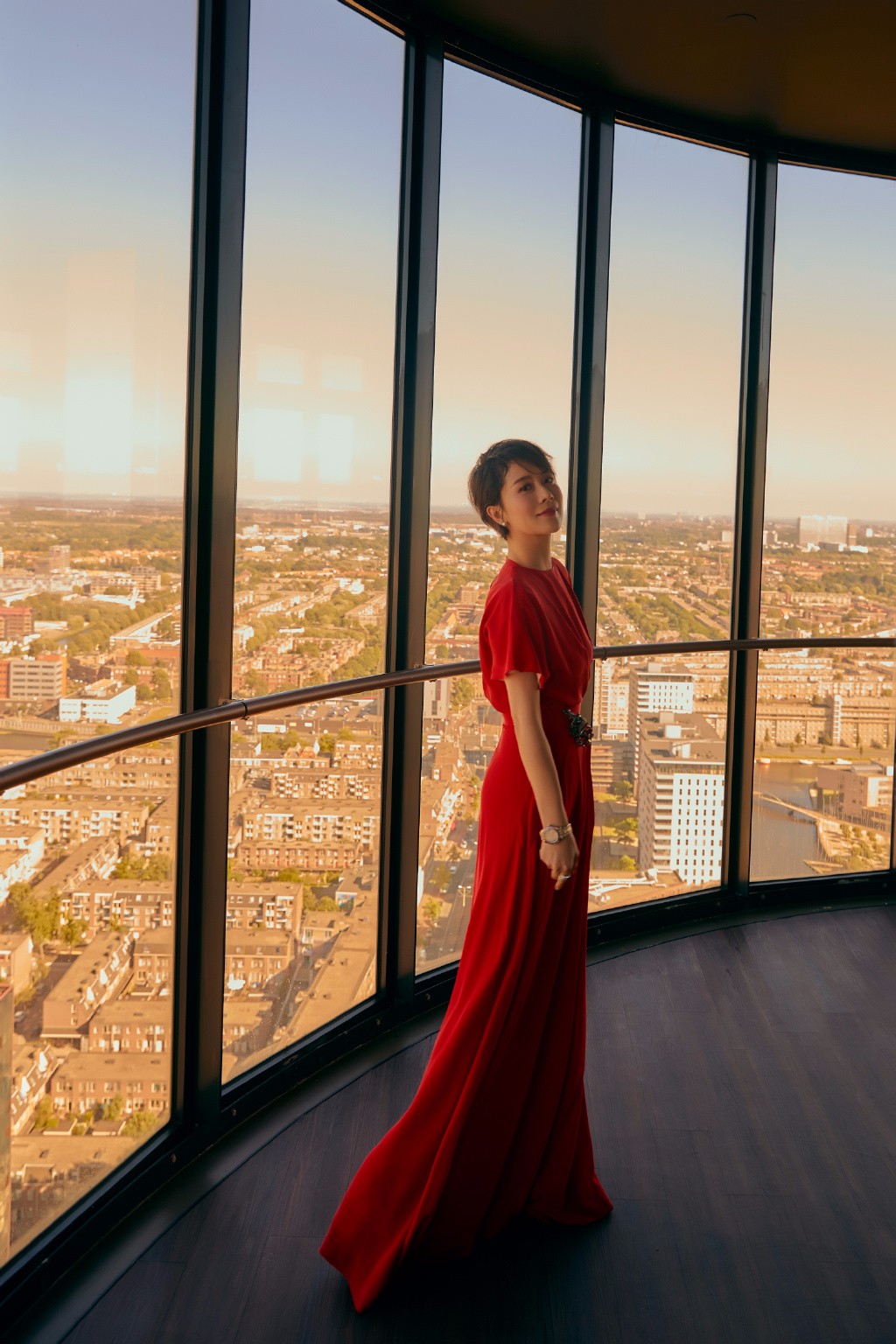 海清白色大衣优雅知性,网友却紧盯腹部:白色蝴蝶结好显眼