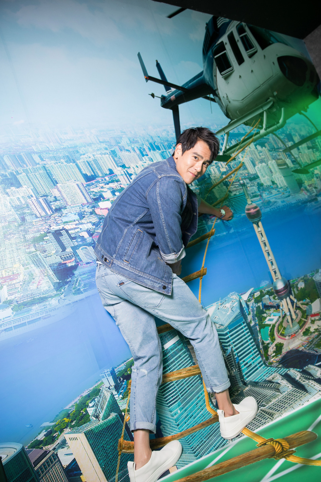 36岁彭于晏真会穿白色t恤搭配背带牛仔裤帅气又减龄显小16岁