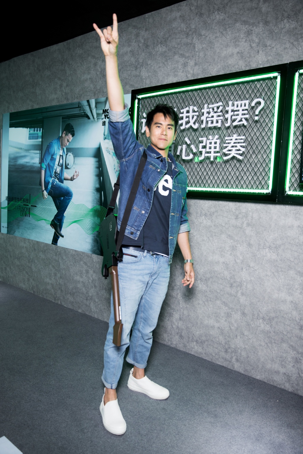 36岁彭于晏真会穿白色t恤搭配背带牛仔裤帅气又减龄显小16岁