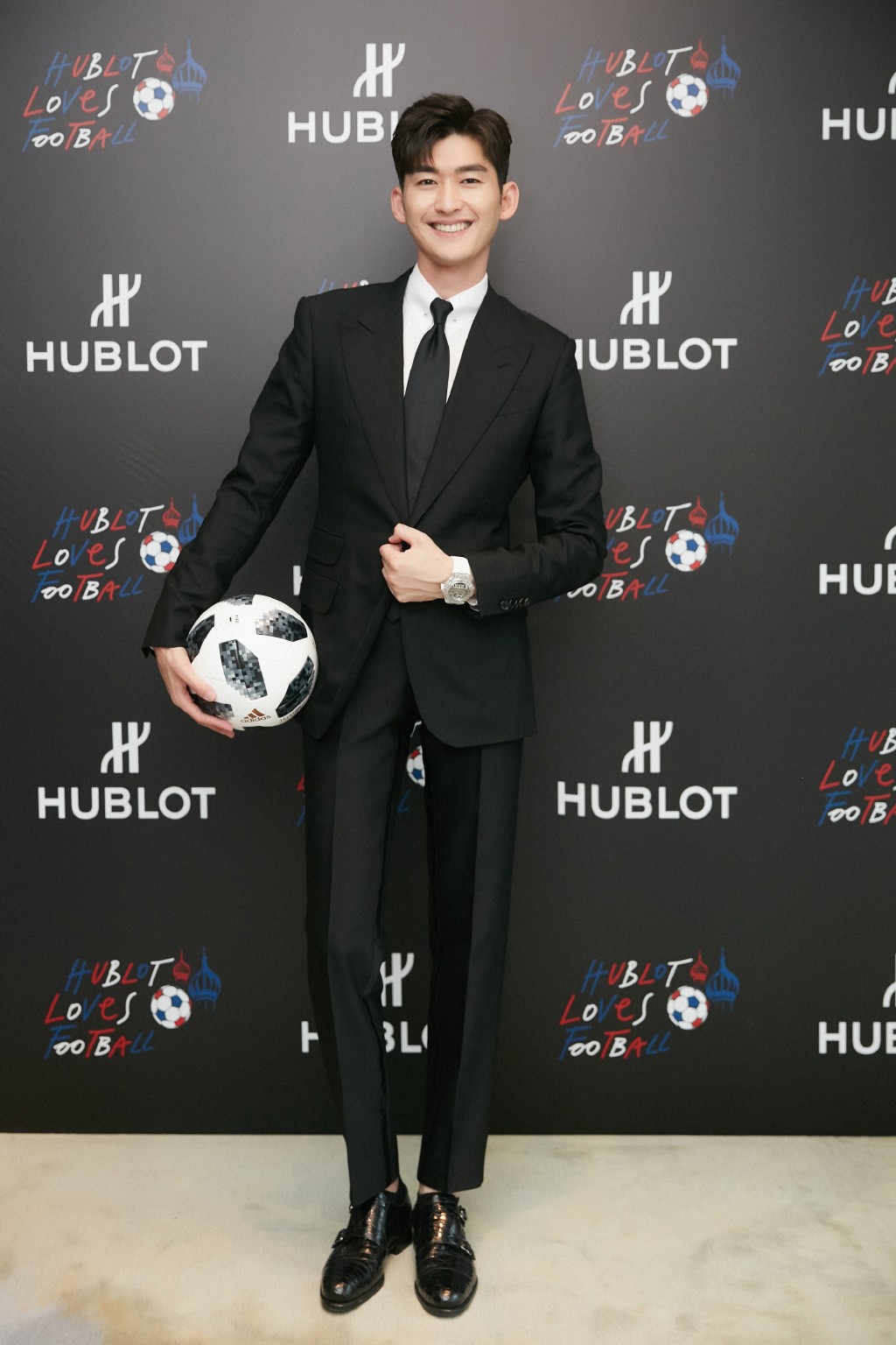 张翰球衣运动裤再造颜值巅峰一抬手却暴露土豪气质手臂亮瞎眼