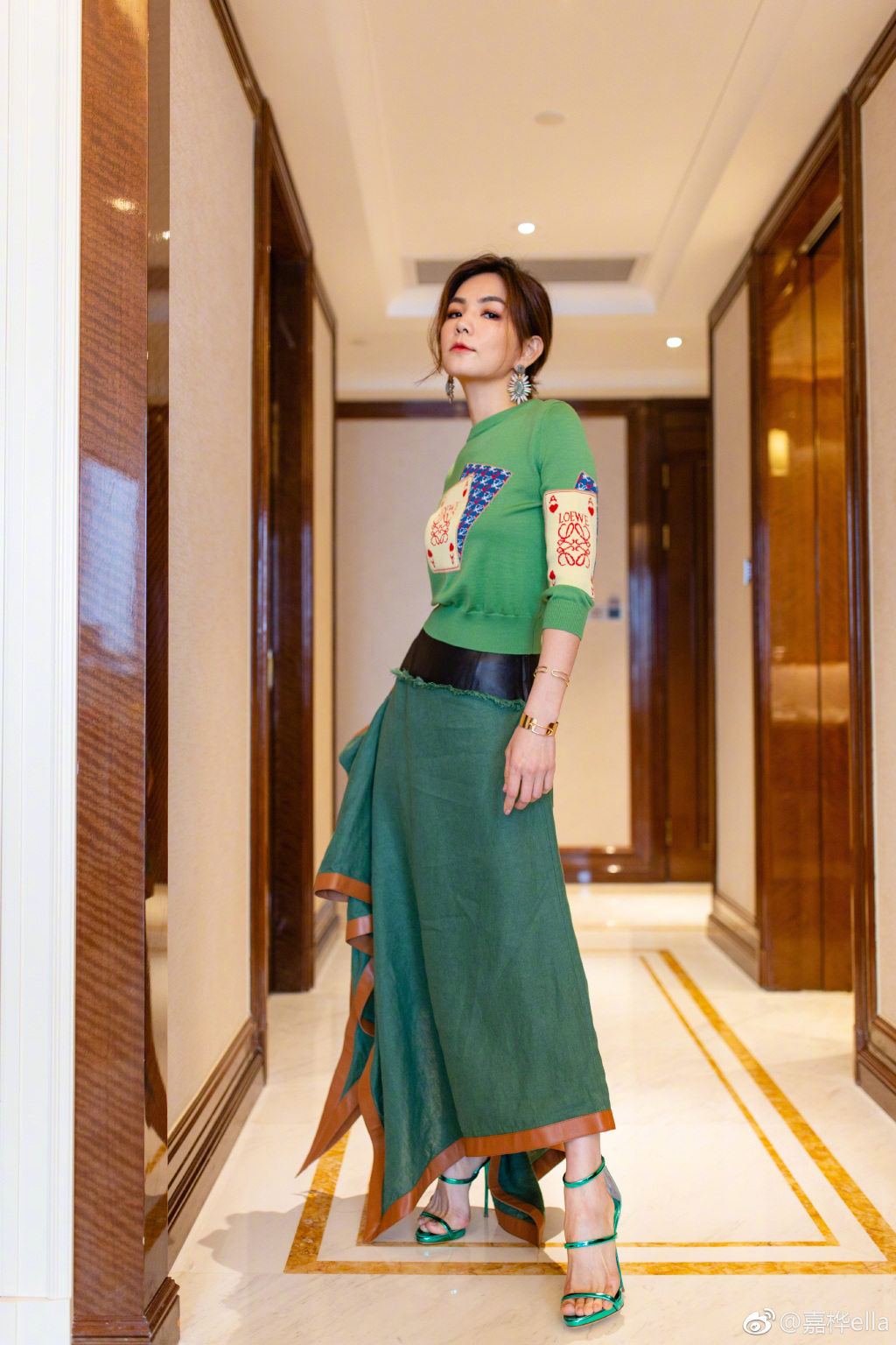 陈嘉桦厉害了!告别短发造型美出新高度,网友:越来越有女人味了