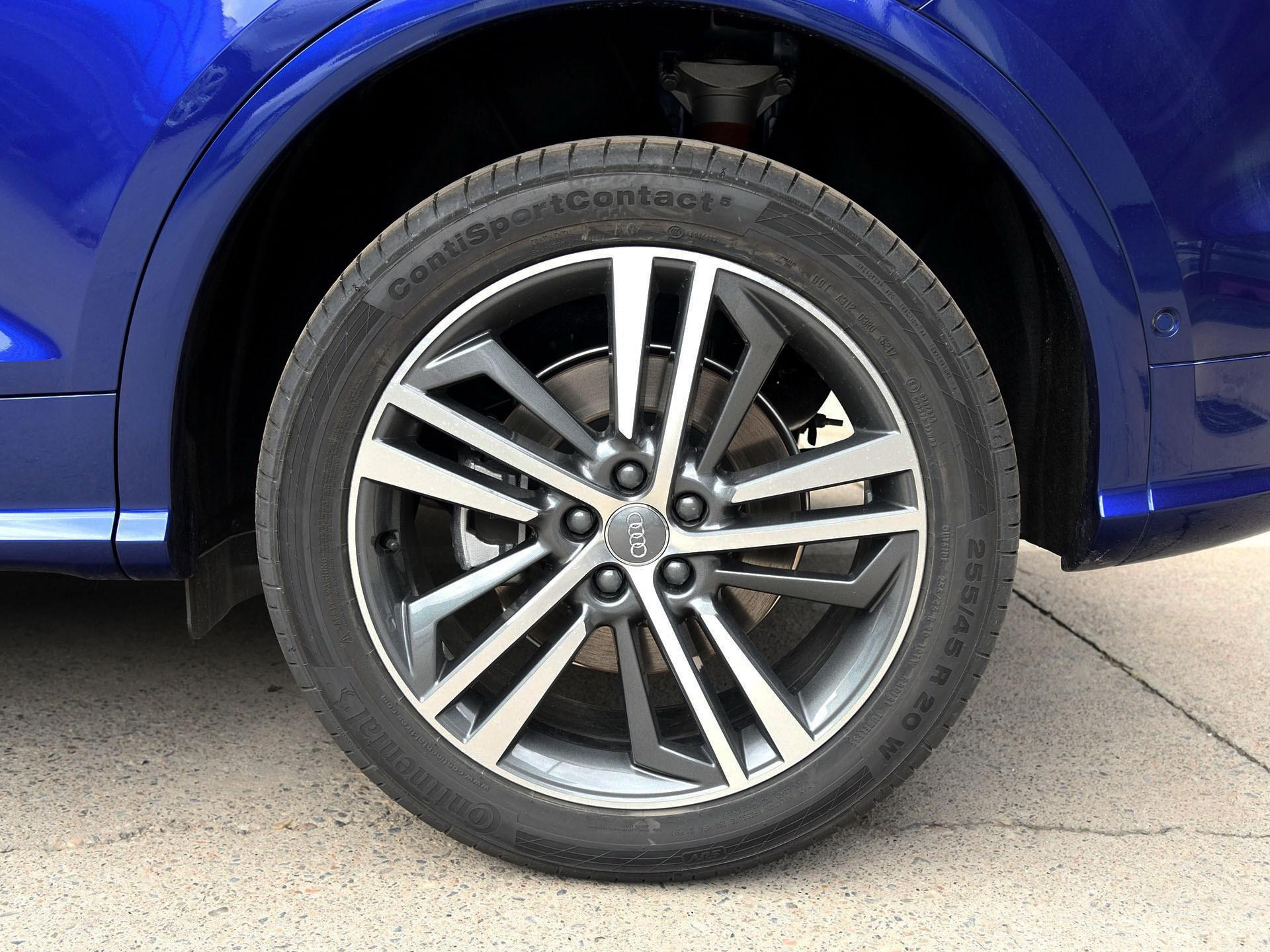 奥迪q5l的轮圈尺寸也进行了一次扩张,原本18英寸的铝合金轮毂升级到了