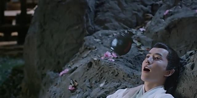 白浅白浅在从小就跟着狐帝白芷一起喝酒,可以说是品酒无数,随身还带着