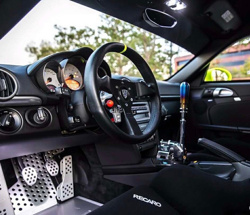 这辆保时捷cayman改装的风格有点夸张啊…dtm赛车的范儿