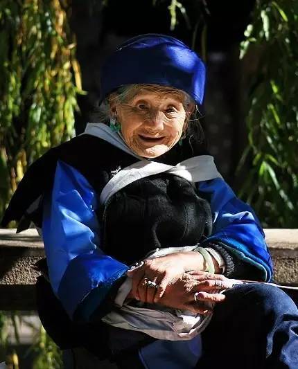 在这个百分之八九十以上都是纳西族原住民,日出而作日落而息的小镇上